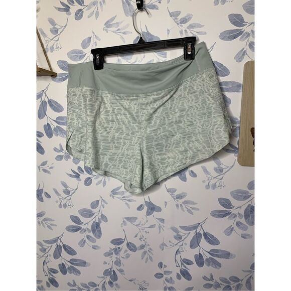 Athleta Printed Run With It 3.5” Shorts Size Large - Picture 6 of 8